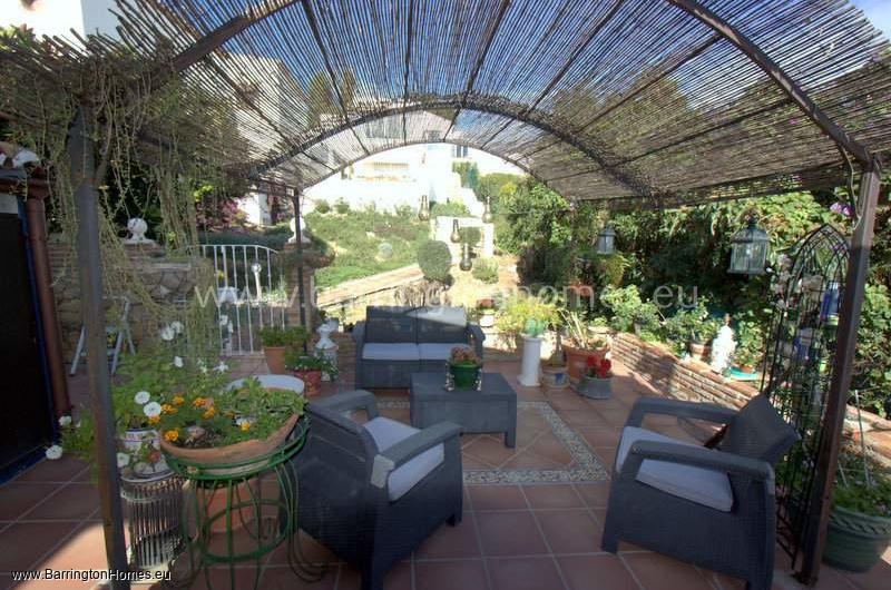 Charming 2 Bedroom Villa with Sea Views and Private Garden in Casares Costa. 