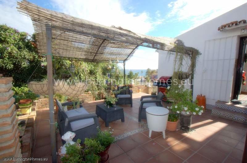 Charming 2 Bedroom Villa with Sea Views and Private Garden in Casares Costa. 