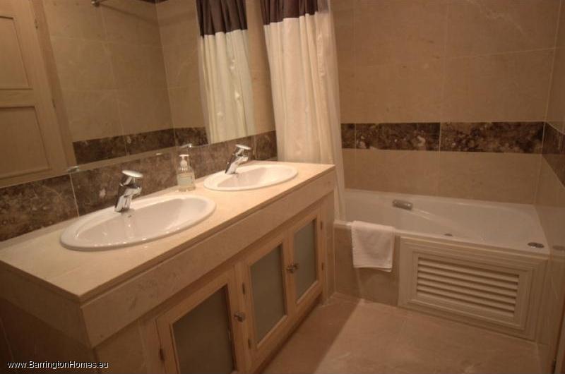 2 Bedroom Apartment, Marina del Castillo, Duquesa. Bathroom, Marina del Castillo, Duquesa