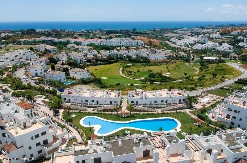 Luxury Apartments & Townhouses La Resina Golf Estepona for sale with