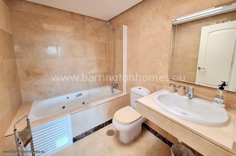 2 Bedroom Penthouse, Duquesa Village, Duquesa. 