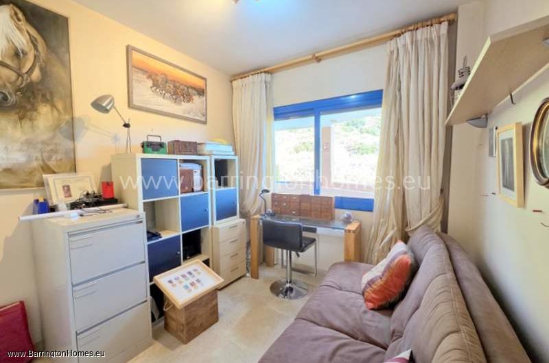 2 Bedroom Corner Aparment, Duquesa Suites, Duquesa. 