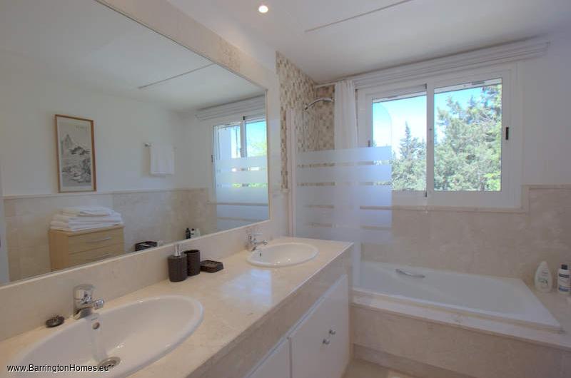 4 Bedroom Private Villa, Ocean Golf Villas, Duquesa. 