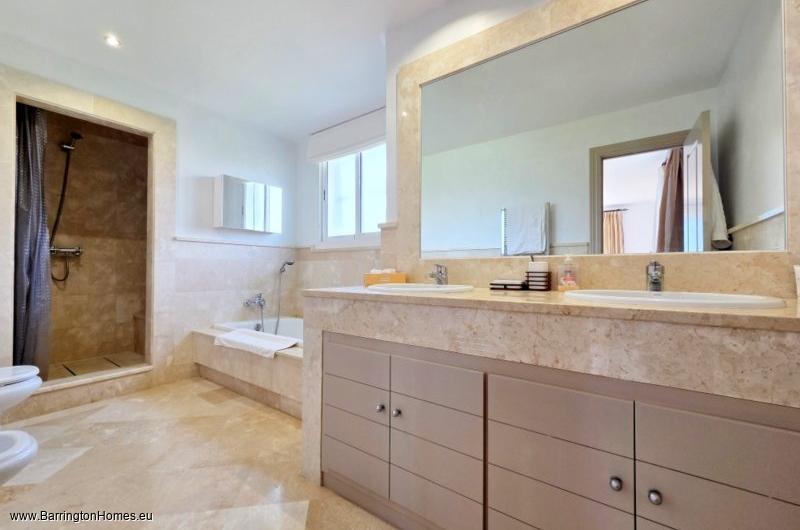 4 Bedroom Private Villa, Ocean Golf Villas, Duquesa. 