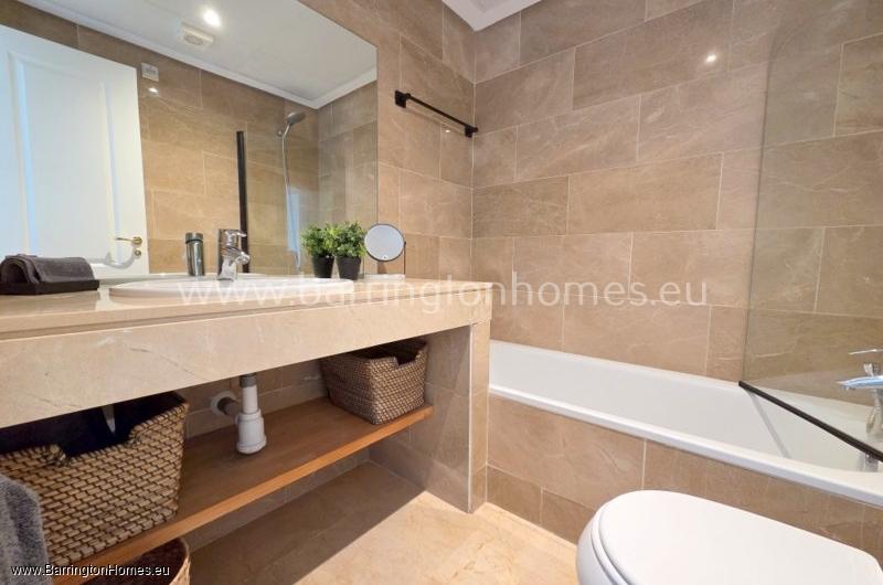 Luxury 2 Bedroom Apartment, Coto Real, Duquesa. 