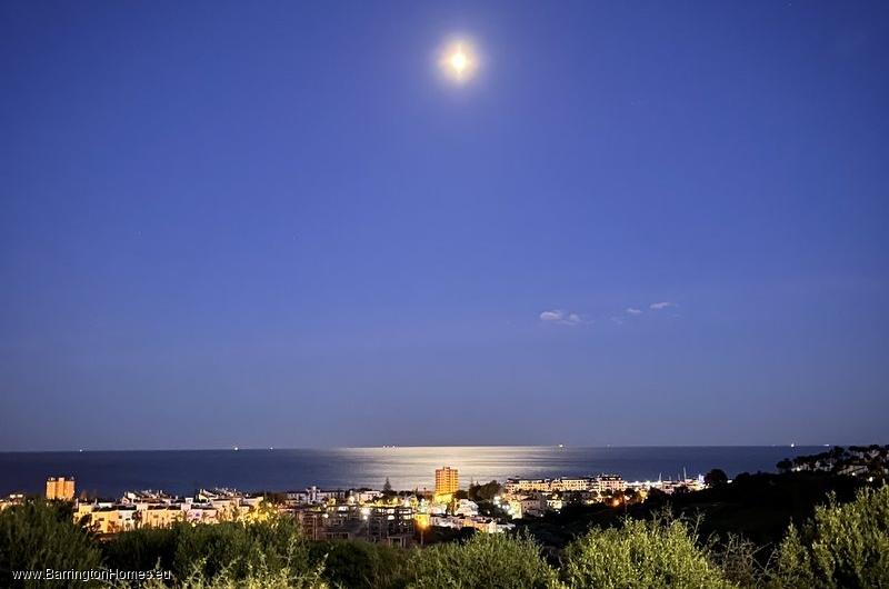 Luxury 2 Bedroom Apartment, Coto Real, Duquesa. 