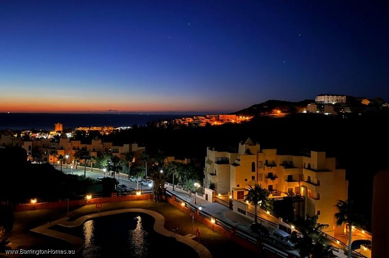 Luxury 2 Bedroom Apartment, Coto Real, Duquesa. 