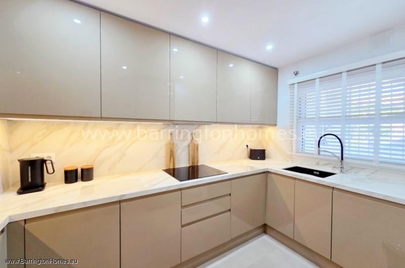 Stunning 3 Bedroom Apartment, Pueblo Camelot, Duquesa. 