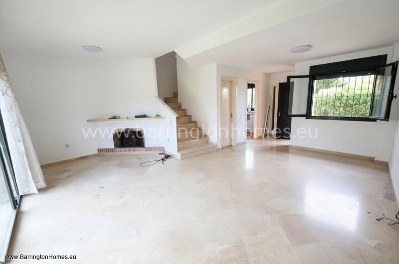 3 Bedroom, 2.5 Bathroom Townhouse, Gunilla, Duquesa. 