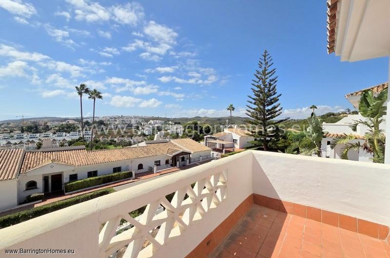 Spacious 3 Bedroom Corner Townhouse, Los Carmenes, Duquesa. 