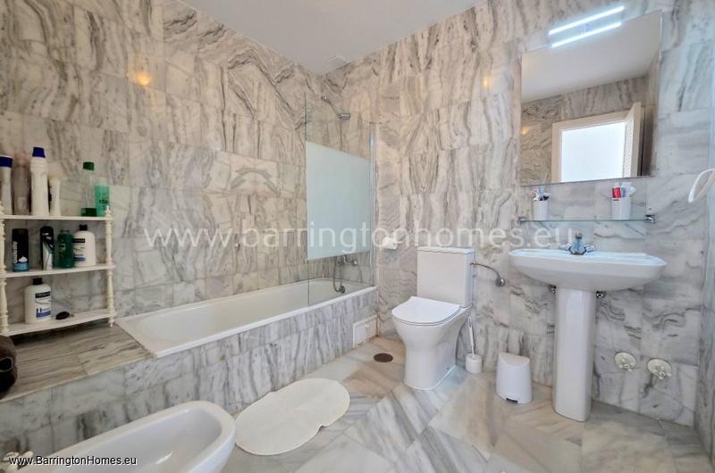Spacious 3 Bedroom Corner Townhouse, Los Carmenes, Duquesa. 