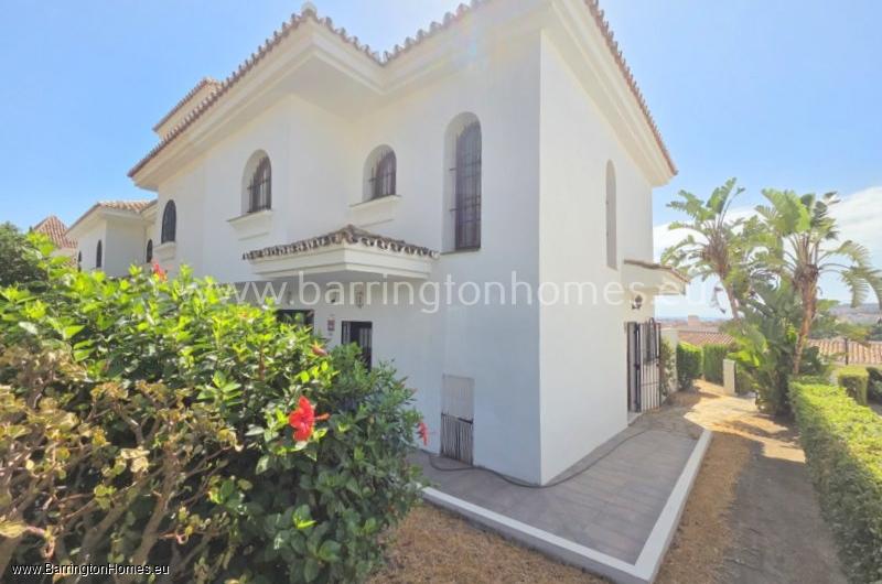 Spacious 3 Bedroom Corner Townhouse, Los Carmenes, Duquesa. 