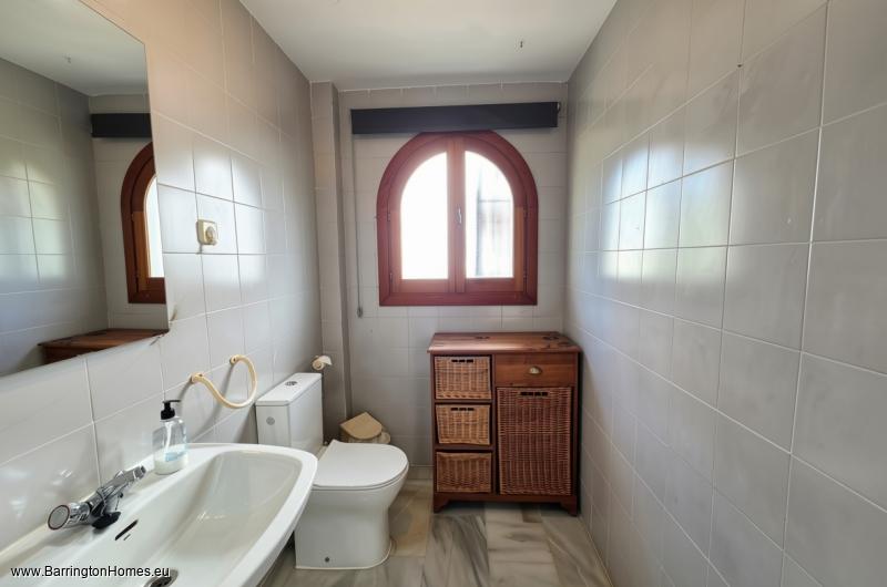 Spacious 3 Bedroom Corner Townhouse, Los Carmenes, Duquesa. 