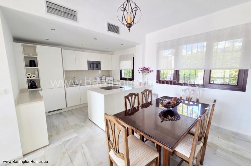 Spacious 3 Bedroom Corner Townhouse, Los Carmenes, Duquesa. 