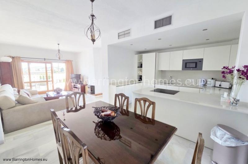 Spacious 3 Bedroom Corner Townhouse, Los Carmenes, Duquesa. 