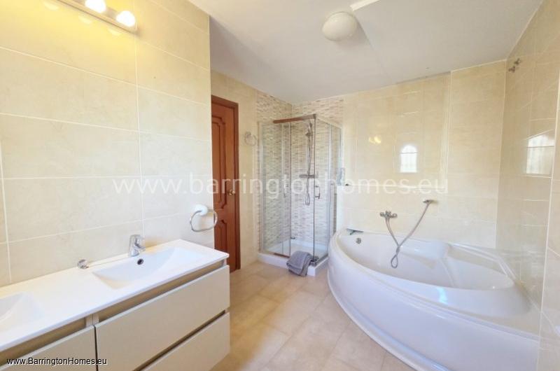 3 Bedroom Luxury Apartment, Los Castillos, Duquesa. 