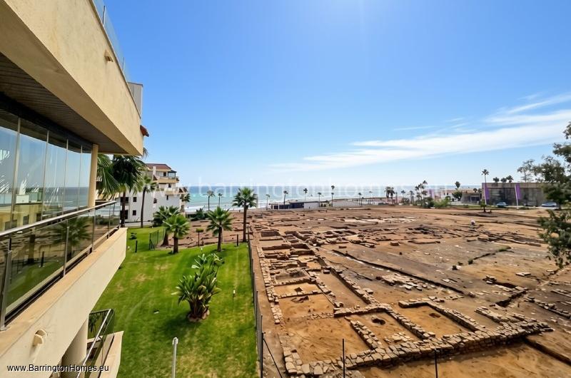 1 Bedroom Luxury Frontline Apartment, Marina del Castillo. 