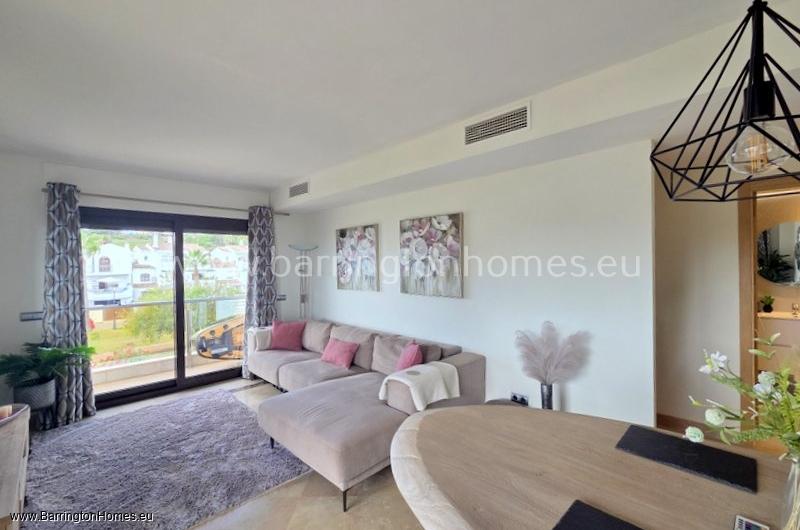 1 Bedroom Luxury Frontline Apartment, Marina del Castillo. 