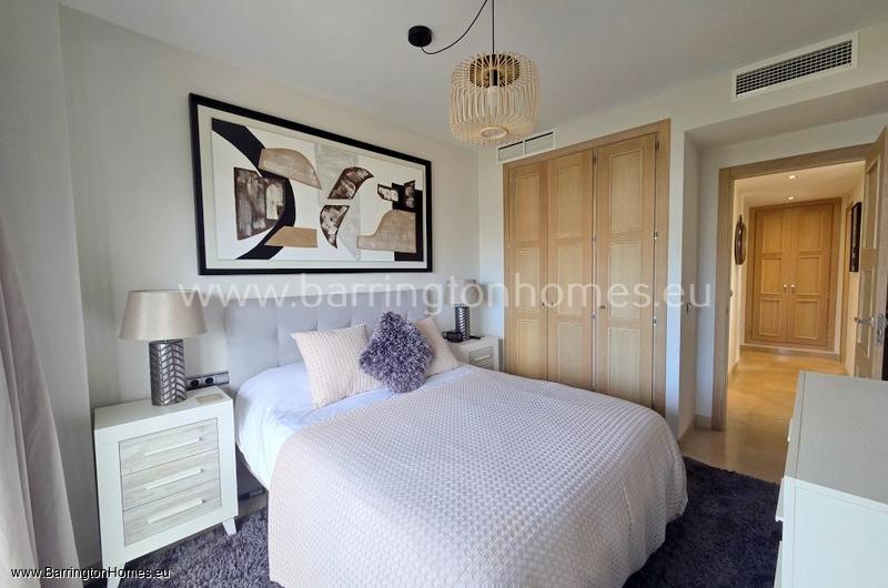 1 Bedroom Luxury Frontline Apartment, Marina del Castillo. 