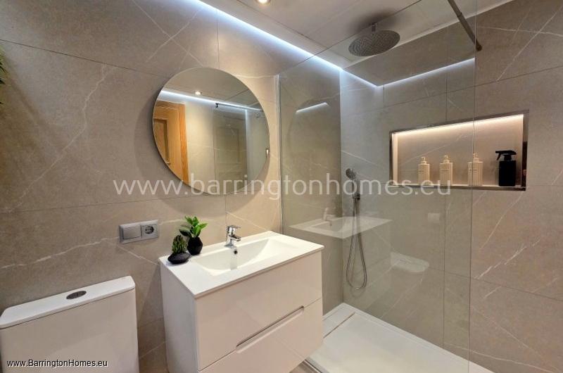 1 Bedroom Luxury Frontline Apartment, Marina del Castillo. 